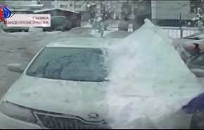 بالفيديو.. سنتيمرات فقط تنقذ رجلا من سقوط لوح جليدي