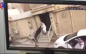 شاهد رجل يتفاجأ بلصين يسرقان منزله وعند مقاومتهما حاولا سرقة سيارته