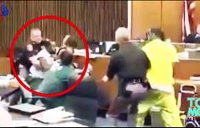 هذا ما فعله أب بقاتل ابنته الصغيرة في قاعة المحكمة امام الجميع!