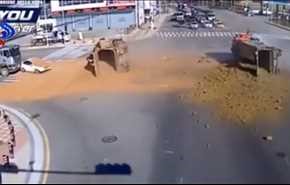 بالفيديو... العناية الإلهية تنقذ سائقا من حادث تصادم مروع بين شاحنتين