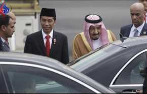 الملك السعودي يصل إلى إندونيسيا محملا بـ459 طنا!!