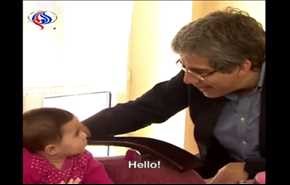 فيديو... طبيب بريطاني يلتقي أخيراً طفلة سورية لم تفارق خياله منذ التقاها