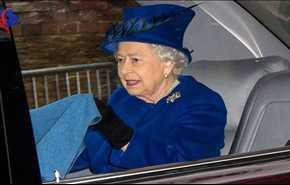 إشارات سرية لملكة انكلترا ترسلها لمساعديها لإنقاذها من موقف محرج