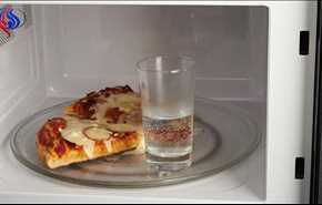 بالفيديو.. ماذا يحصل إذا وضعتم كوباً من الماء مع البيتزا في الميكروويف؟