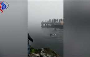 بالفيديو.. رئيس بلدية يقفز في البحر لإنقاذ غواصة أغمي عليها!