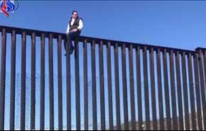 شاهد..نائب مكسيكي يتحدى ترامب ويتسلق السياج الحدودي!