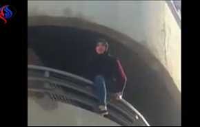 بالفيديو: فتاة لبنانية تحاول الانتحار وشاب في الشارع يشجعها..شاهدوا ماذا فعل!