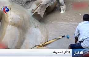 فيديو: العثور على تمثالين يعودان لـ 3 آلاف عام في حي شعبي بالقاهرة