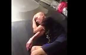بالفيديو.. رجل ينام على سير حمل حقائب المسافرين في المطار !