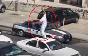 رجل أمن كويتي يخلع ملابسه في الشّارع ويقوم بهذا الفعل المشين!