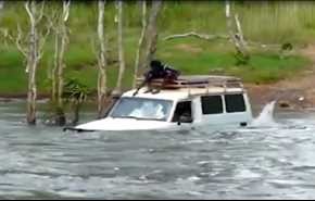 بالفيديو.. رجل يجتاز بسيارته نهراً يعج بالتماسيح المفترسة!