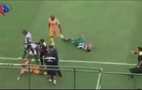 شاهد بالفيديو.. معركة بين لاعبي فريقين في البرازيل تمتد إلى الجماهير