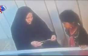 فيديو في العراق... امرأة تسرق قلادة ذهبية ثمينة بمساعدة طفلة!