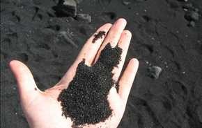 شاطىء الرمال السوداء من الصخور البركانية في جزيرة هاواي