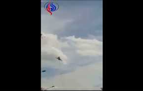 شاهد بالفيديو.. الطيران السوري يحلق على علو منخفض فوق دمشق