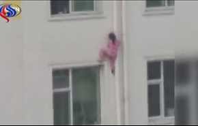 بالفيديو.. كيف تم إنقاذ طفلة تتدلى من نافذة بالطابق الـ6
