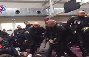 بالفيديو... الشرطة الفرنسية تقتحم مسجداً وتشتبك مع المصلين