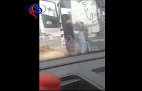 شاهد كيف يعتدي شرطي صهيوني بالضرب على مسن فلسطيني!