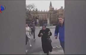 بالفيديو/ هجوم لندن..ما سر هروب هذه السيدة المحجبة باكية في لندن؟!