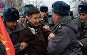 شرطة قرغيزيا تفرق مئات المحتجين على اعتقال برلماني سابق