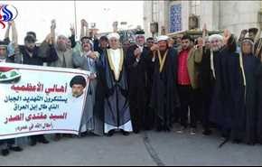 بالصور/ مئات الصدريين يجتمعون في النجف مقابل منزل الصدر