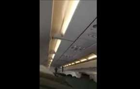 بالفيديو .. لحظات مرعبة يعيشها ركاب طائرة سعودية