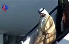 بالفيديو.. لحظة سقوط حاكم دبي من فوق سلم الطائرة في الأردن