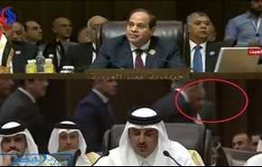 بالفيديو: هذا ما أثار السيسي وأغضبه فغادر قاعة القمة أثناء كلمة أمير قطر
