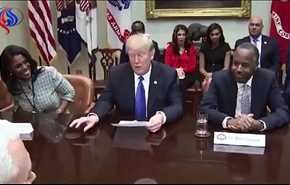 بالفيديو.. لماذا يزيل ترامب كل ما تطوله يده عندما يجلس إلى طاولة؟!