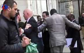 ویدئو؛ پرتاب تخم‌مرغ به‌ طرف مقام عربستانی در لندن