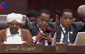 شاهد بالفيديو؛ وزير خارجية السودان في موقف محرج بالقمة العربيّة!
