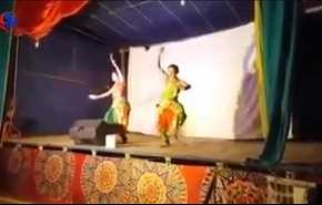 بالفيديو؛ لحظة وفاة راقص معبد هندي على المسرح