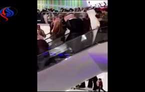 بالفيديو.. سلم كهربائي يضع أميرا سعوديا في موقف محرج