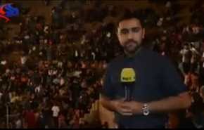 بالفيديو... مذيع عراقي يخرج عن شعوره أثناء تقديم تقرير تلفزيوني