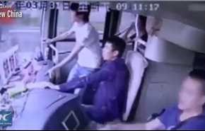 بالفيديو.. لقطات مرعبة لركاب يطيرون من نافذة حافلة تسير بسرعة عالية
