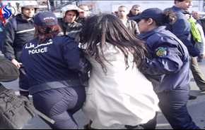 على الملأ.. فتاة جزائرية تضرب شرطيا وتمزق قميصه والسبب!