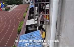 بالفيديو.. طفل يتسلق منزلا لينقذ فتاة حوصرت في نافذة