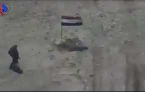 ویدیو.. هدیه جالب خلبان عراقی به تروریست داعشی!