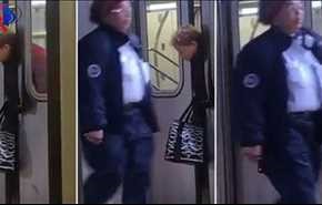 شاهد.. عٌلقت رأسها بالأبواب في مترو الانفاق فتجاهلها الامن!