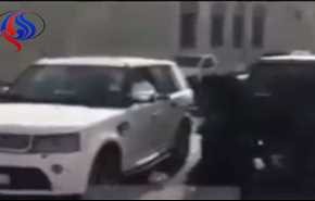 شاهد سعودي يحاول نزع حجاب فتاة في الشارع... وهذه هي النهاية!