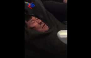شاهد سحل راكب صيني على متن طائرة أميركية تشعل مواقع التواصل
