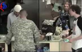 بالفيديو .. شاهد ردة فعل جندي أمريكي عندما اكتشف أن البائع مسلم!