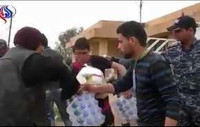 فيديو؛ الشرطة الاتحادية تقدم المساعدات لنازحي واهالي الموصل