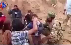 بالفيديو .. مقاتل بالحشد يجهش بالبكاء لعطش طفل نازح من الموصل