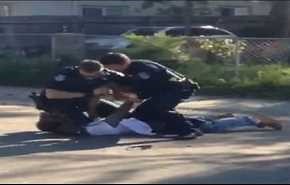 بالفيديو .. اعتداء شرطي أمريكي على شاب أسود بشكل مروع