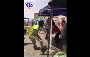 فيديو من السعودية...اغماء سيدة إثر شجار بين عمال