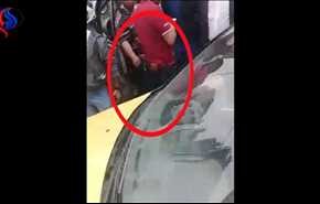 فيديو.. رجل يسرق ضابطا لحظة إلقاء القبض عليه ويثير جدلاً واسعاً