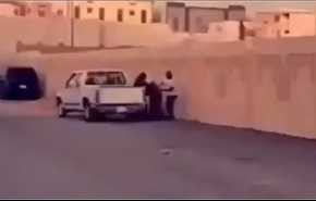 فيديو مروّع.. شاب سعودي يضرب والده ووالدته بالعصا في الشارع