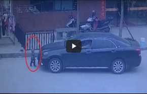 فيديو/ لحظة مرور سيارة على طفل صغير .. شاهد ما حدث؟!