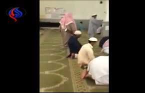 بالفيديو.. سعودي يدخل مسجداً في السعودية بسلاحه